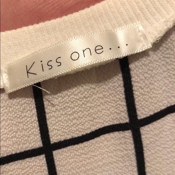 Feels like rayon or polyester and loose size small - Picture 4 of 4